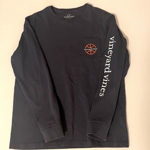 Boys’ Vineyard Vines basketball long sleeve tee in navy.